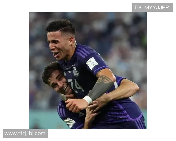 足球明星华丽瞬间高清图片展现球场魅力与激情的完美结合 足球明星华丽瞬间高清图片展现球场魅力与激情的完美结合