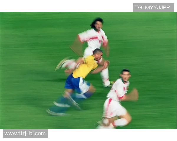 足球明星吴革的职业生涯与成就全景展示及个人简历图片解析 足球明星吴革的职业生涯与成就全景展示及个人简历图片解析