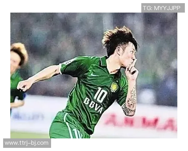 足球明星在绿茵场上挥洒汗水的精彩瞬间绘画作品欣赏