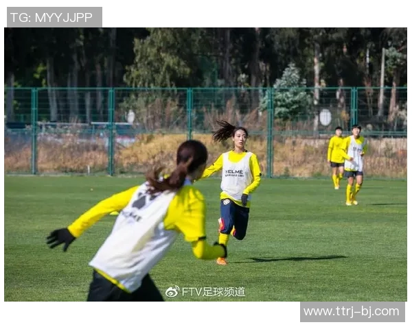 足球明星喜迎新生命温馨庆祝怀孕照片曝光引发网友热议