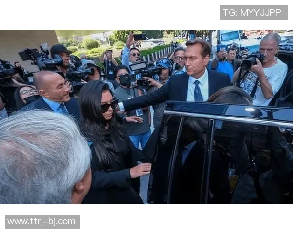 足球明星因坠机事故不幸去世引发全球哀悼与关注 足球明星因坠机事故不幸去世引发全球哀悼与关注