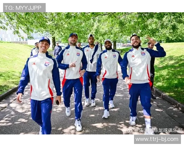 足球明星在城市街头漫步引发粉丝热潮与媒体关注 足球明星在城市街头漫步引发粉丝热潮与媒体关注