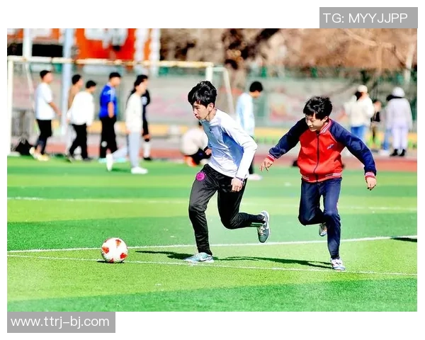 足球明星奔跑姿态解析展现速度与力量的完美结合