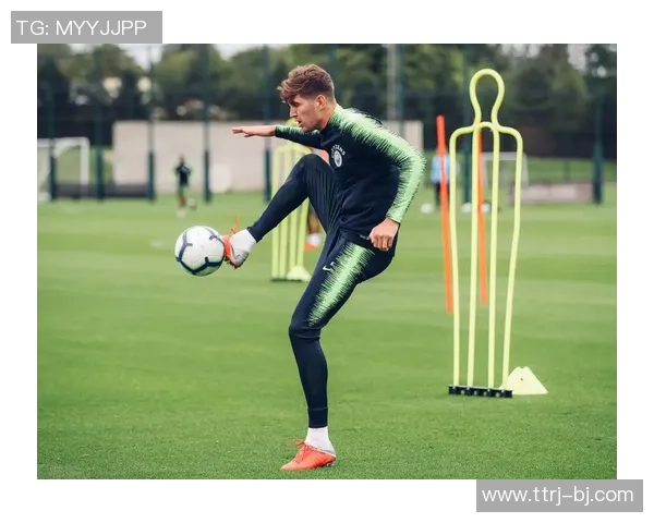 足球明星幽默回应记者提问重演引发现场笑声不断