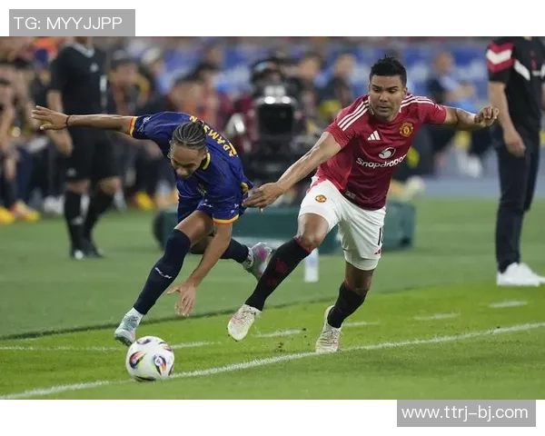 足球明星意外遭粉丝求婚现场感人瞬间引发全场欢呼与感动 足球明星意外遭粉丝求婚现场感人瞬间引发全场欢呼与感动