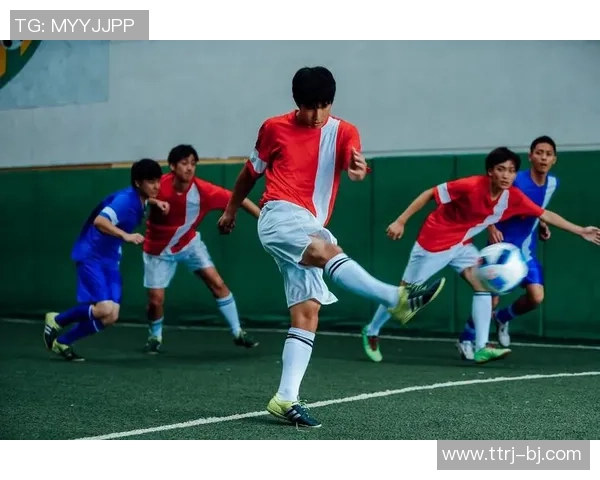 足球明星意外偷走队友进球瞬间引发热议赛场内外反响不一