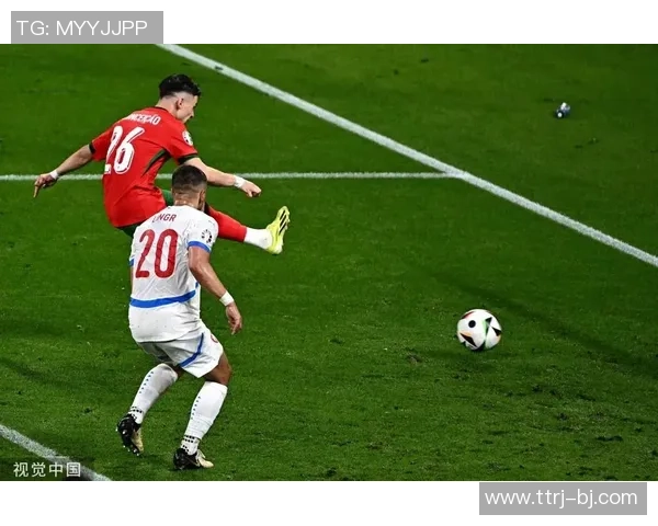 足球明星挂画C罗展现传奇风采让每个球迷心潮澎湃的艺术之选 足球明星挂画C罗展现传奇风采让每个球迷心潮澎湃的艺术之选