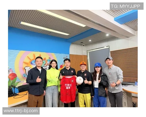 足球明星携手劝架瞬间高清图片展现体育精神与团结力量 足球明星携手劝架瞬间高清图片展现体育精神与团结力量