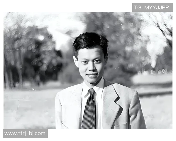 足球明星杨振宁的个人简介与精彩瞬间回顾