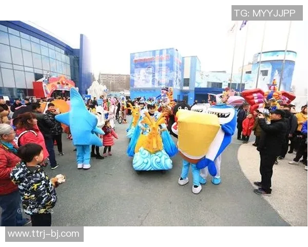 足球明星施展特效技能与小孩互动引发热议与欢笑