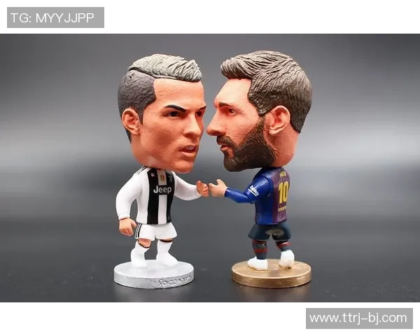 足球明星玩偶广告创意设计展现运动魅力与童趣结合的完美视觉体验 足球明星玩偶广告创意设计展现运动魅力与童趣结合的完美视觉体验