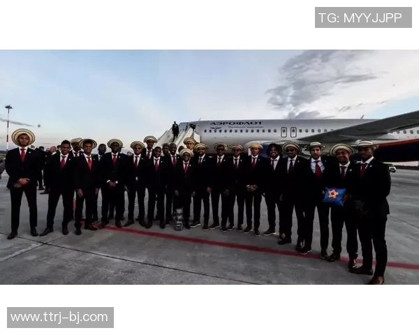 足球明星独特手势与时尚礼服完美结合的精彩瞬间展示 足球明星独特手势与时尚礼服完美结合的精彩瞬间展示