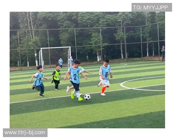 足球明星的女儿在绿茵场上的成长与梦想追逐之旅