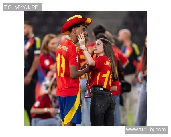 足球明星的白人妻子是谁揭秘她的背景与故事 足球明星的白人妻子是谁揭秘她的背景与故事