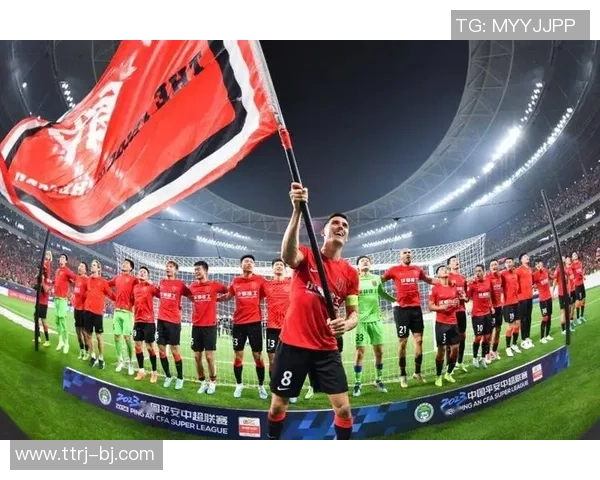 足球明星竖屏图片展示他们在赛场上的英姿与风采，感受激情与荣耀的瞬间