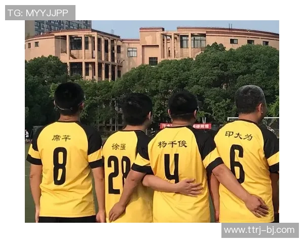 足球明星背影合影展现运动魅力与团队精神的精彩瞬间 足球明星背影合影展现运动魅力与团队精神的精彩瞬间