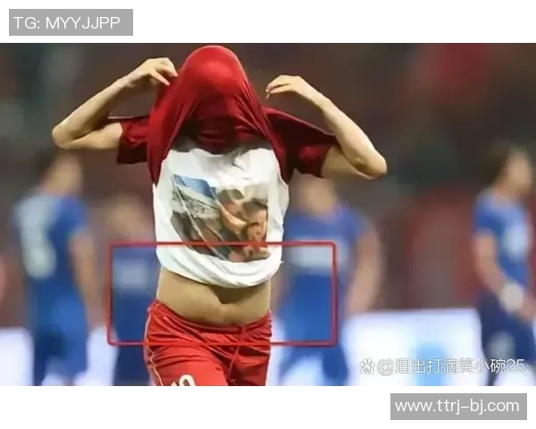 足球明星裤裆凸起照片引发热议网友热衷讨论运动员魅力与形象问题