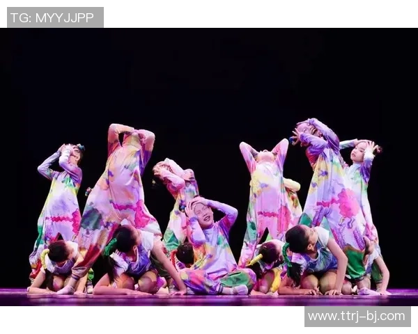 足球明星莺莺燕燕的精彩瞬间与动人风采尽在此图集展示